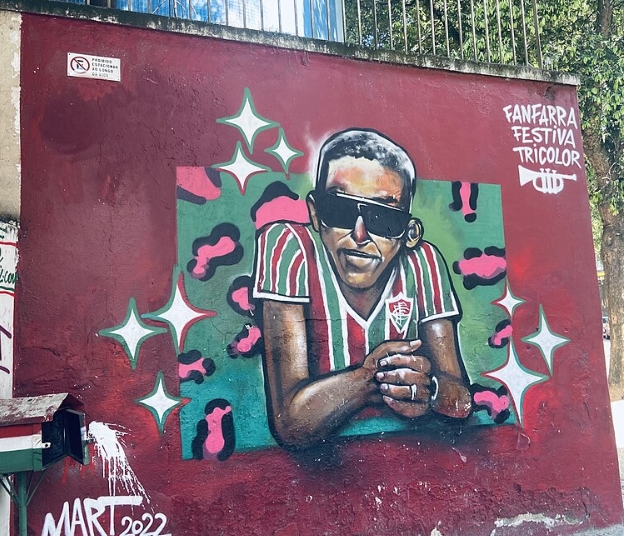 parede com pintura do cantor Cartola vestido com a camisa do fluminense